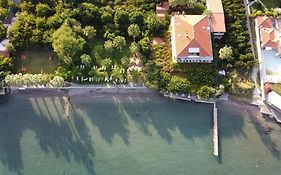 Mouria Pension Rooms & Studios